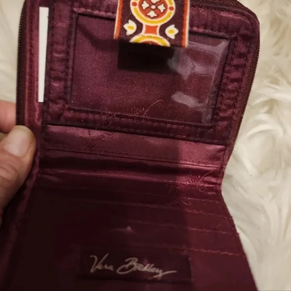 Vera Medallion‎ wallet NWT - Picture 4 of 6